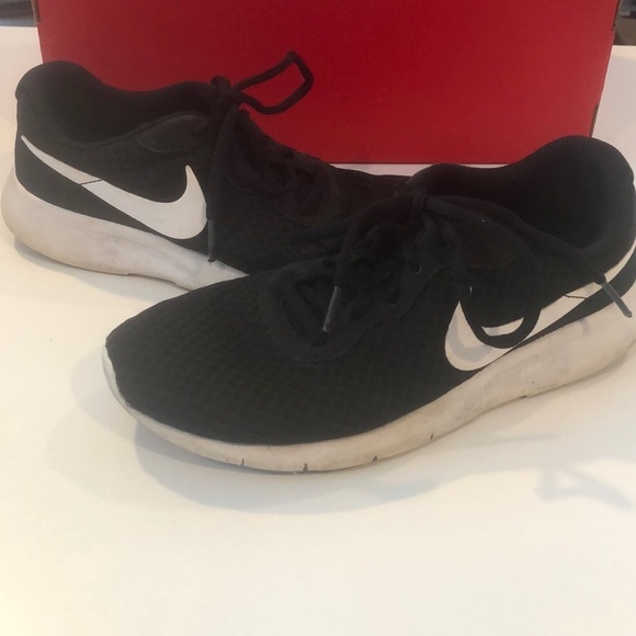 Girls Nike Black Sneakers with White Detail size 6 - Picture 3 of 6